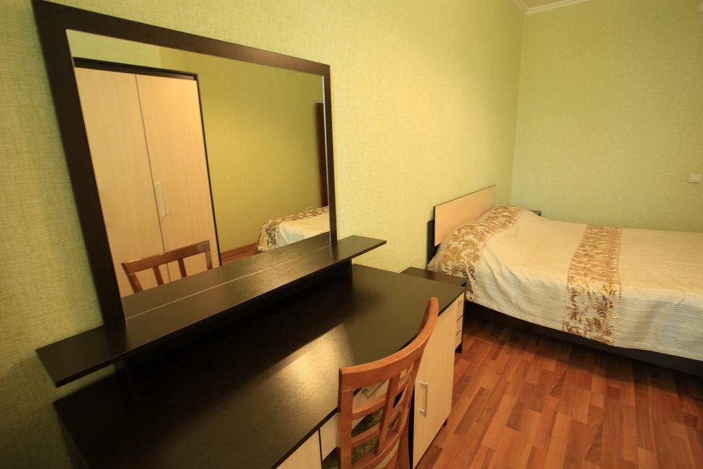 Golden Dragon Aparthotel Bishkek Ruang foto