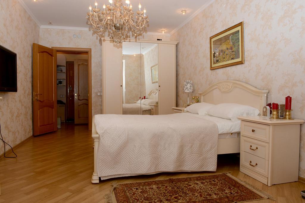 Golden Dragon Aparthotel Bishkek Bagian luar foto