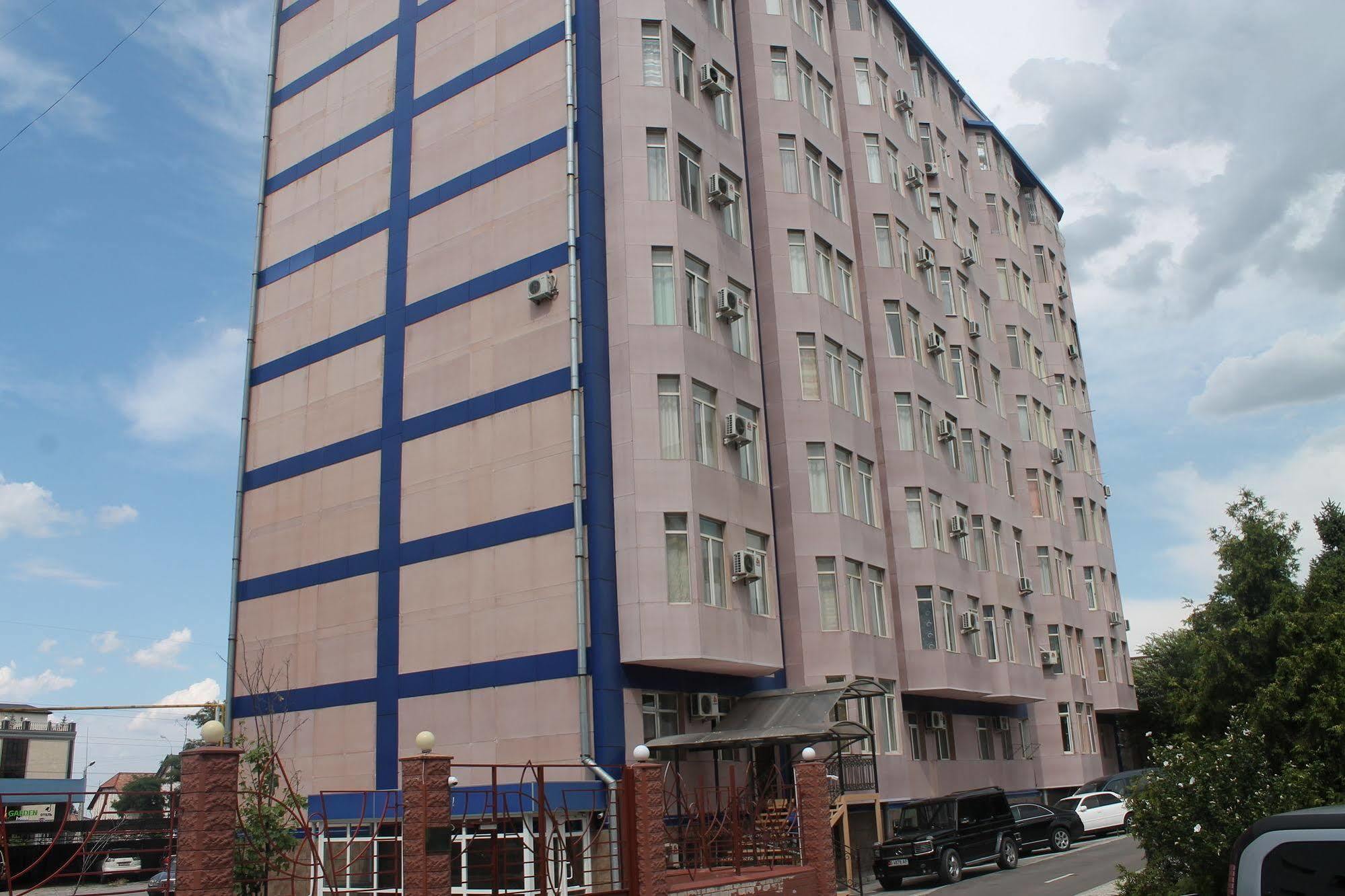 Golden Dragon Aparthotel Bishkek Bagian luar foto